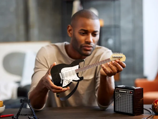 LEGO 21329 IDEAS FENDER STRATOCASTER