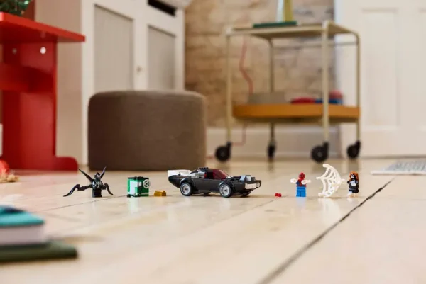 LEGO 76309 MARVEL ÖRÜMCEK ADAM, VENOM ARABASINA KARŞI