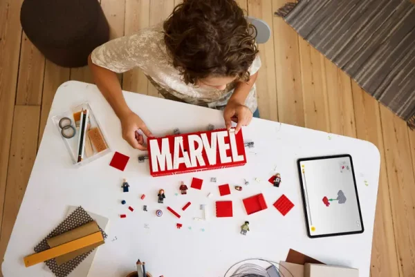 LEGO 76313 MARVEL LOGOSU VE MİNİFİGÜRLERİ